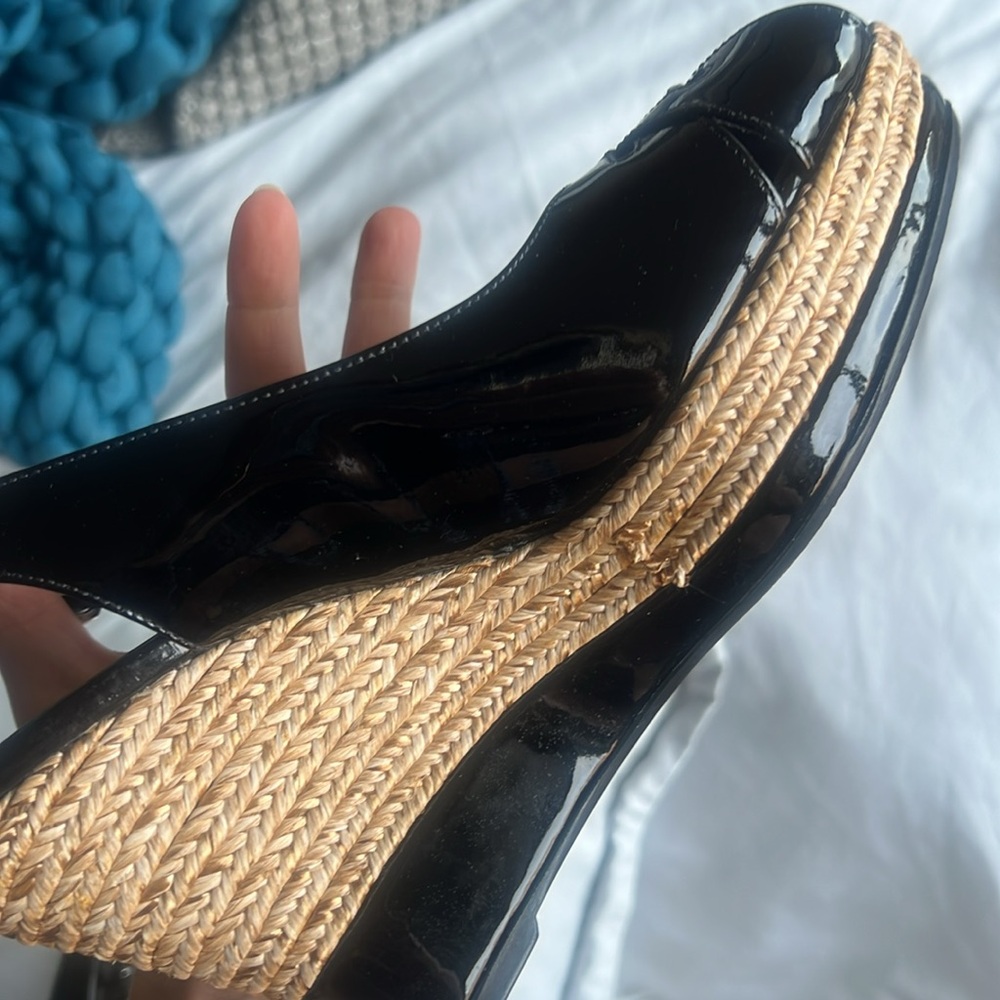 Stuart Weitzman NWT 7.5m Black Patent and Woven Wedges - Picture 8 of 14